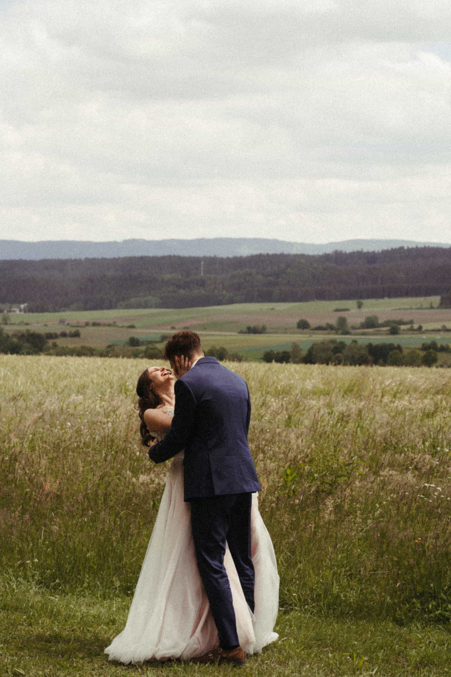 Lachendes Brautpaar Hochzeitsfotos – Hochzeitsfotograf Schwarzwald Baden-Württemberg