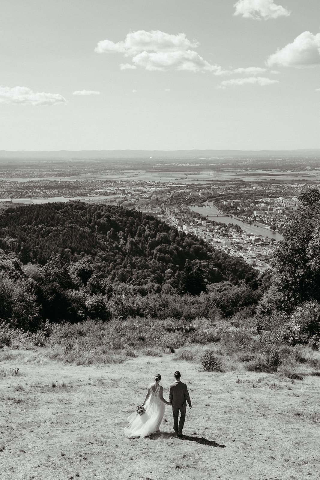 Hochzeitspaar in stiller Landschaft